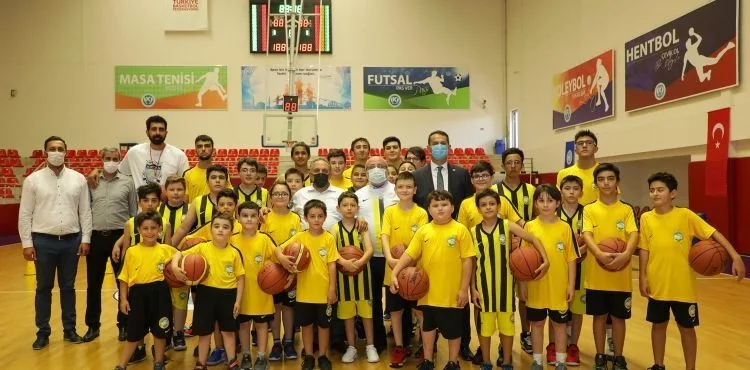 BAŞKAN VE REKTÖR BASKETBOLCULARLA BULUŞTU