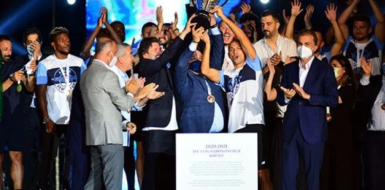 Adana Demirspor'da coşkulu kupa töreni