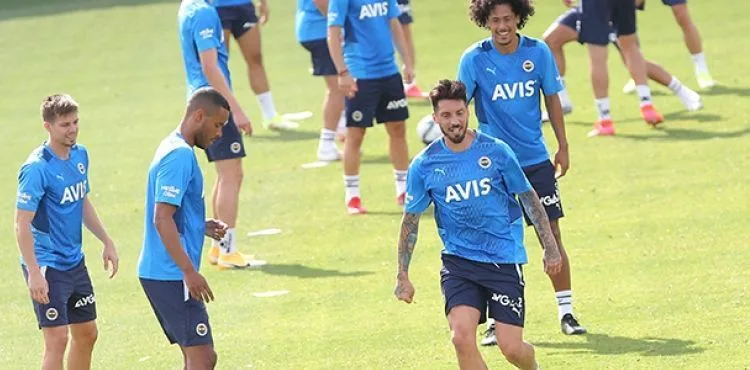 Fenerbahçe'de Serdar Aziz ve Jose Sosa takımla çalıştı