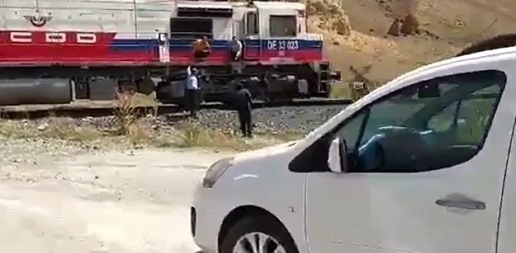 Trenle düğün konvoyunun önünü kestiler