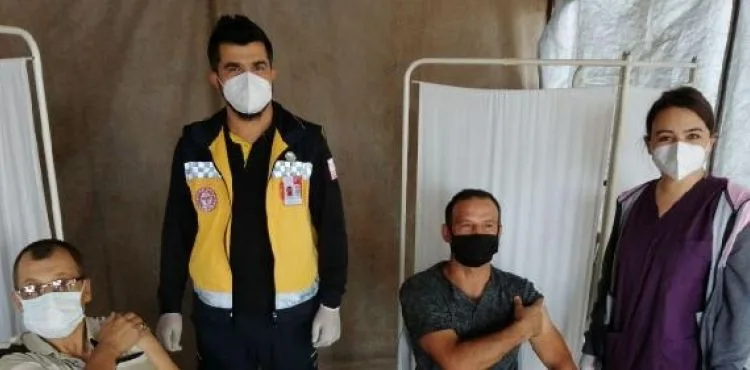 Sağlık çalışanı çift, aşılama çalışmalarında birlikte görev yapıyor