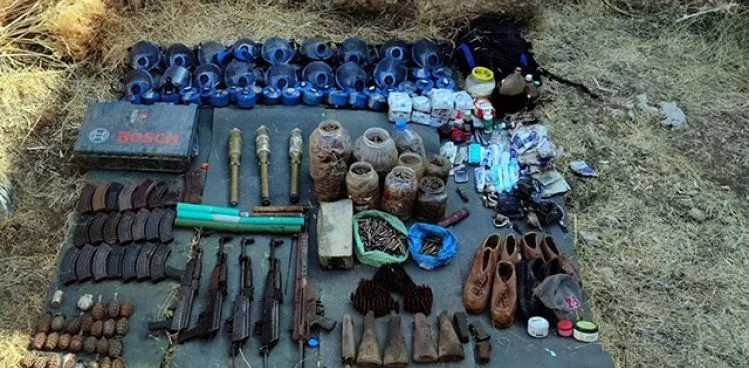 PKK'LI TERÖRİSTLERE AİT SİLAH, MÜHİMMAT VE EL BOMBASI ELE GEÇTİ