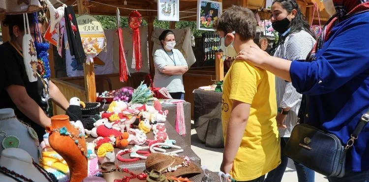 ‘MAHARETLİ ELLER’ YAPIYOR, PAZARDA ALICISIYLA BULUŞUYOR