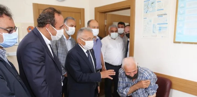 65 YAŞINDAKİ VATANDAŞ, DOKTOR BAŞKANIN REFAKATİNDE AŞI OLDU