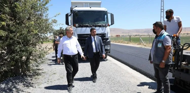 MELİKGAZİ 3 MAHALLENİN KULLANACAĞI KÜÇÜK BÜRÜNGÜZ YOLUNU YENİLEDİ