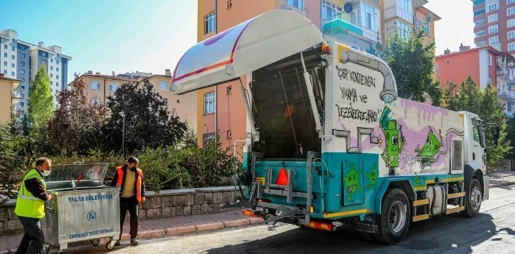 TALAS’TA ÇÖP KONTEYNERLERİ HEM YIKANIYOR HEM PARFÜMLENİYOR