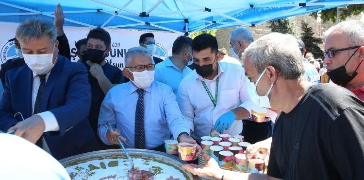 BAŞKAN BÜYÜKKILIÇ AŞURE DAĞITTI, ESNAF VE VATANDAŞLA BULUŞTU