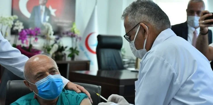 DOKTOR BAŞKAN, DOKTOR MİLLETVEKİLİ VE GAZETECİYE KOVİD-19 AŞISI YAPTI