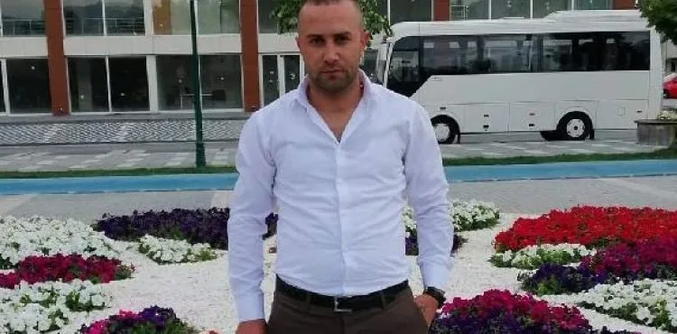 Yol kenarında başından tabancayla vurulmuş olarak ölü bulundu