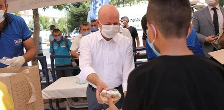 KOCASİNAN’DA VATANDAŞLARA BEREKETİN VE BOLLUĞUN SİMGESİ AŞURE İKRAM EDİLDİ