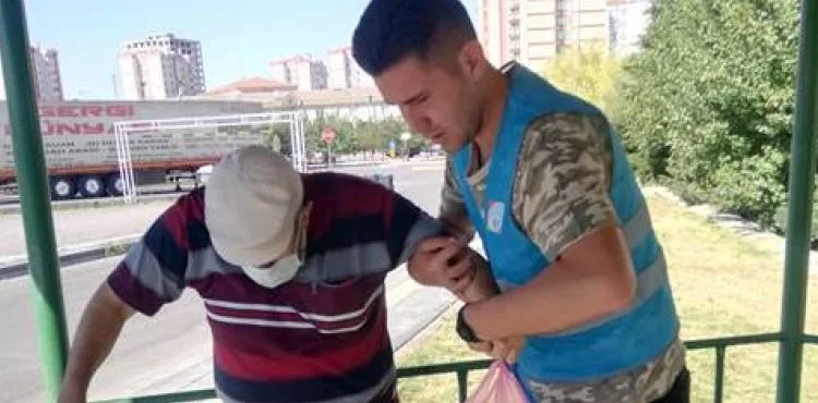 MELİKGAZİ ZABITASI YAŞLI AMCANIN PAZAR ALIŞVERİŞİNİ YAPTI