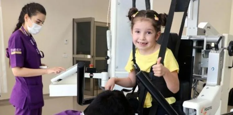 6 yaşındaki Leman, robotik yürüme cihazıyla hayata tutundu