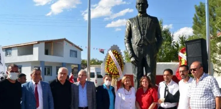 Doğdukları mahalleye 3,5 metrelik Atatürk heykeli yaptırdılar