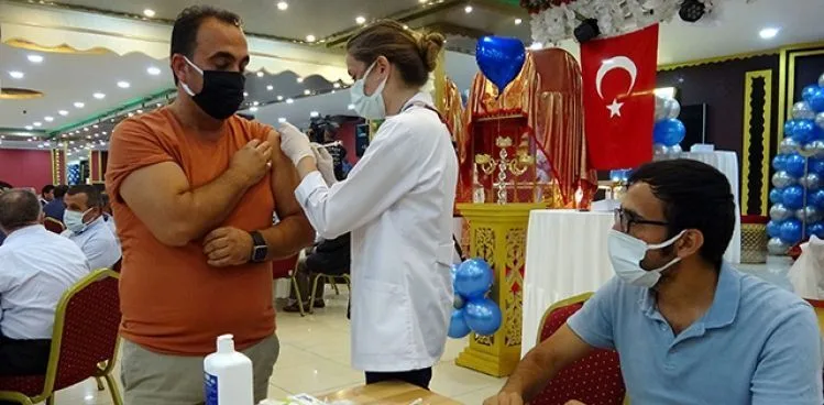 SÜNNET DÜĞÜNÜNDE DAVETLİLERE AŞI YAPILDI