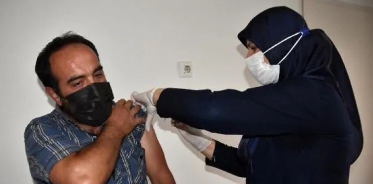 Koronayı yenen ve aşılamada yer alan hemşire: Diğer hastalıklara benzemiyor