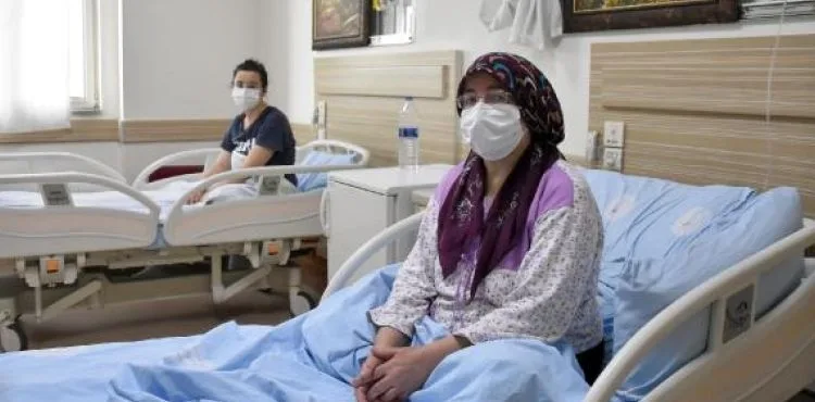 Koronavirüs aşısı olmayan anne-kız hastanede tedavi görüyor