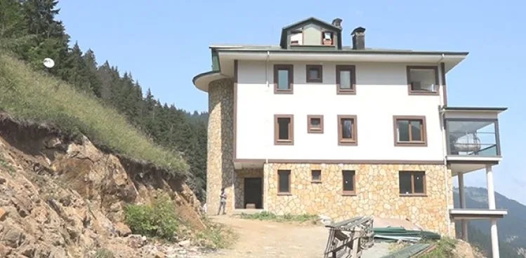 PROFESÖRÜN, EVİNE DADANAN BOZAYI İLE BAŞI DERTTE