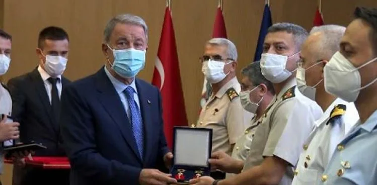 TSK'DA TERFİ EDEN PERSONELE YENİ RÜTBELERİ VERİLDİ