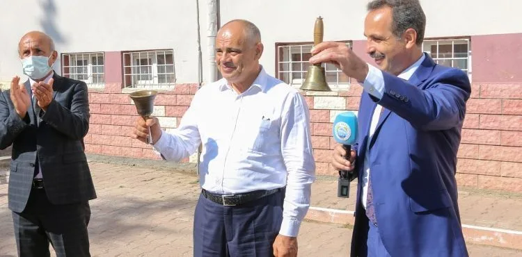 BAŞKAN ESAT ÖZTÜRK İLK DERS ZİLİNİ ÇALDI