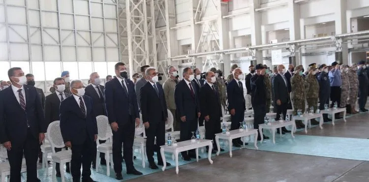 BÜYÜKKILIÇ, AFGANİSTAN TAHLİYESİ UÇUŞ EKİPLERİNİ BAKANLARLA BİRLİKTE KARŞILADI