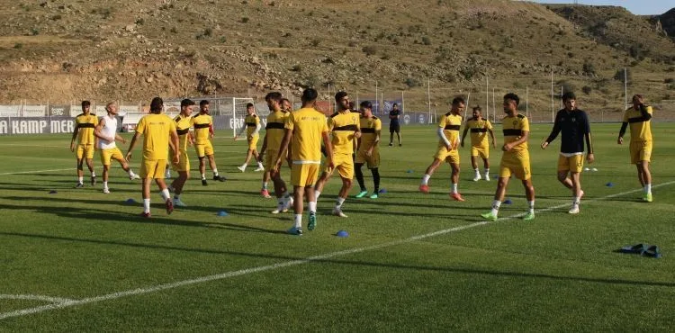AĞRI SPOR TEKNİK HEYETİNDEN HACILAR STADYUMUNA ÖVGÜ