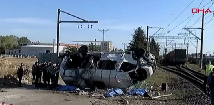 YÜK TRENİ, HEMZEMİN GEÇİTTE SERVİS MİNİBÜSÜNE ÇAPTI: 6 ÖLÜ, 6 YARALI