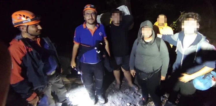 ULUDAĞ'DA KAMP YAPARKEN KORKAN 4 GENCİ, 5 SAAT SONRA AFAD EKİPLERİ KURTARDI