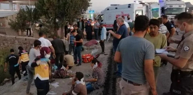 Tarım işçilerini taşıyan minibüs ile TIR çarpıştı: 5'i ağır 18 yaralı
