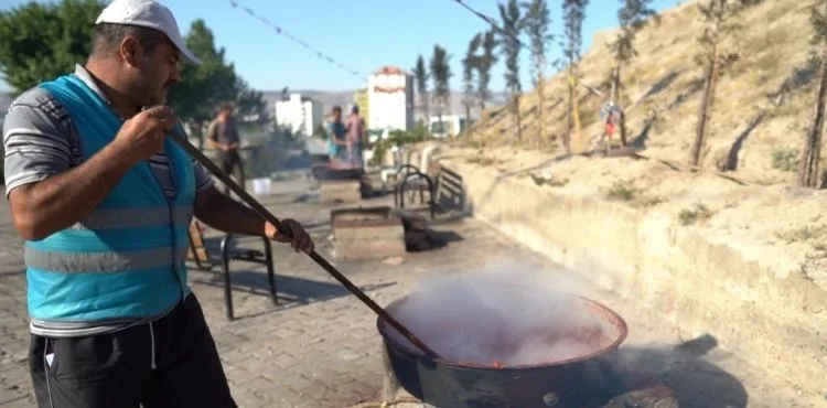 YÖRESEL GELENEK ‘MELİKGAZİ SALÇA GÜNLERİ’NDE YAŞATILIYOR