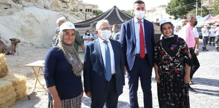BAŞKAN BÜYÜKKILIÇ, ÜRGÜP’TE BAĞ BOZUMUNA KATILIP, PEKMEZ KAYNATTI