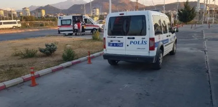 Akaryakıt istasyonunda bıçaklı 'yan bakma' kavgası: 2 yaralı