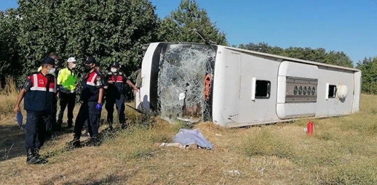 MUĞLA'DA TUR OTOBÜSÜ, ÖĞRENCİ SERVİSİ İLE ÇARPIŞTI: 1 ÖLÜ, 30 YARALI