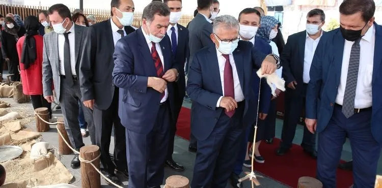 BAŞKAN BÜYÜKKILIÇ, ANADOLU’NUN ÖZÜ AHİLİK SANAT SERGİSİ’Nİ AÇTI