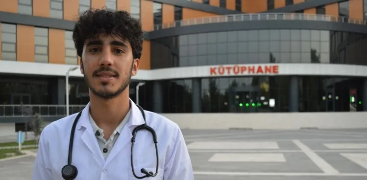 İnşaatında işçi olarak çalıştığı kütüphanede şimdi ders çalışıyor