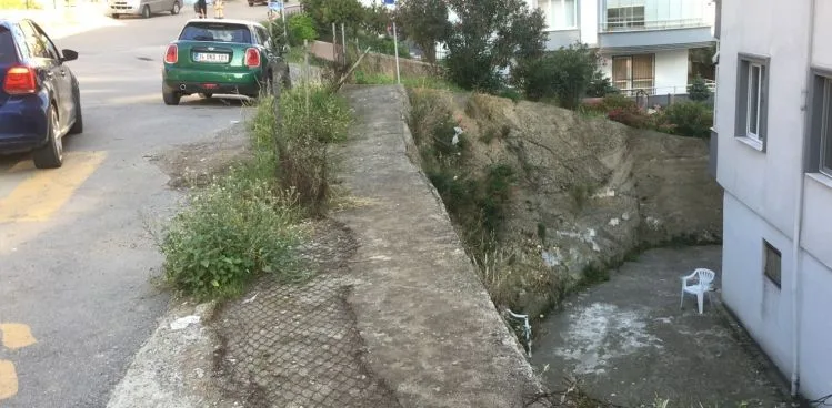 İçinde çocuk olan bebek arabasının yokuştan kayıp, 3 metreden düştüğü anlar kamerada