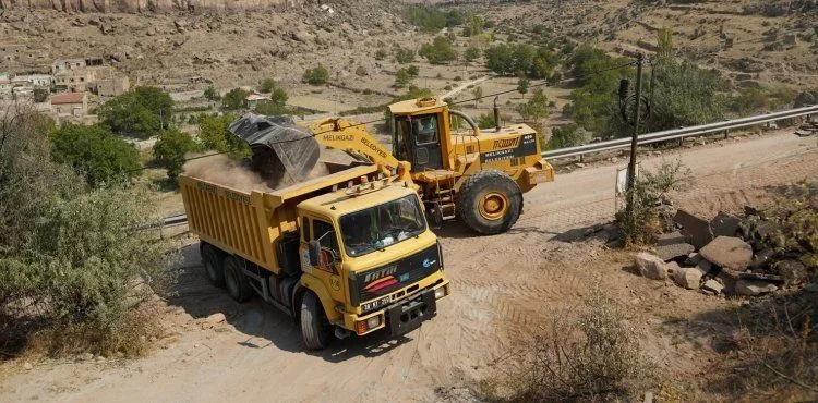 YEŞİLYURT CADDESİ YENİLENİYOR