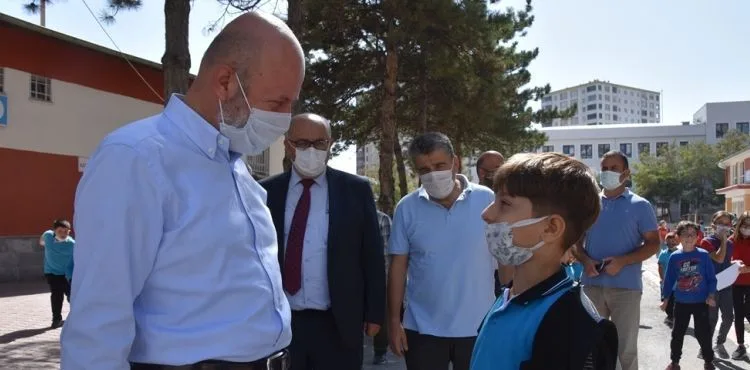 BAŞKAN ÇOLAKBAYRAKDAR İLE KÜÇÜK ÇOCUK ARASINDA TEBESSÜM ETTİREN DİYALOG