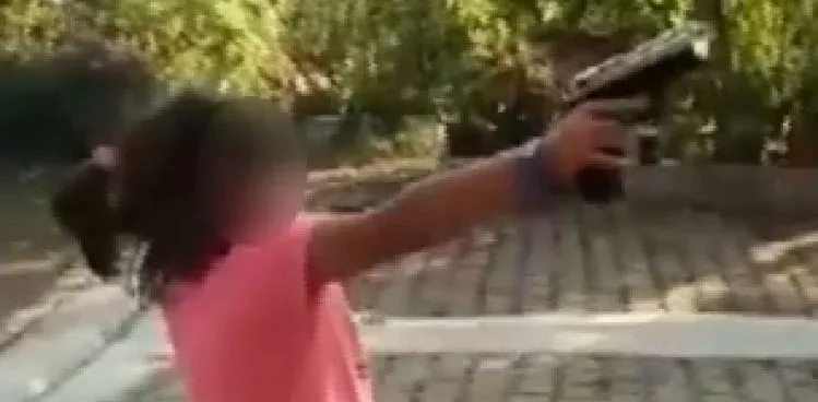KÜÇÜK KIZA ZORLA ATEŞ ETTİRDİ, VURULMA TEHLİKESİ ATLATTI