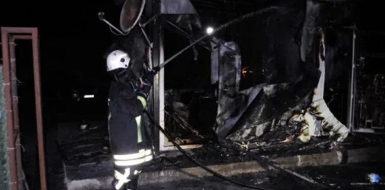 İşten çıkarılan kepçe operatörü, iş makinesi ve iş yerinin güvenlik kulübesini yaktı