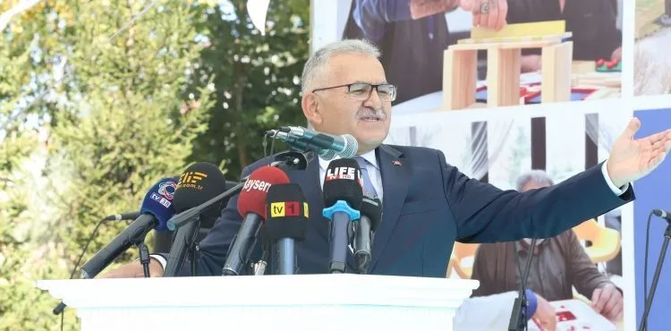 BÜYÜKKILIÇ, ULU ÇINARLAR KOROSU İLE BİRLİKTE TÜRKÜ SÖYLEDİ