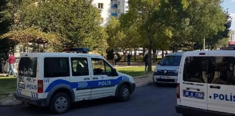 Pencereden düşen oğul öldü, kalp krizi geçiren anne tedavide