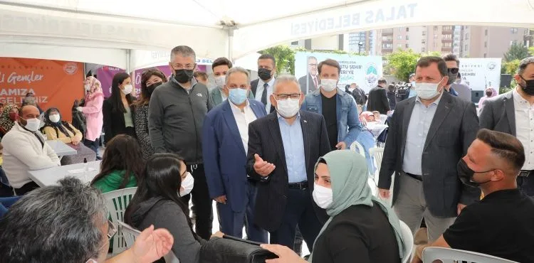 TALAS BELEDİYESİ’NDEN KAYIT HEYECANI YAŞAYAN ÖĞRENCİLERE ÖZEL KARŞILAMA