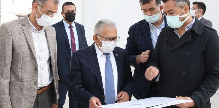 BAŞKAN BÜYÜKKILIÇ, SPOR SALONU İNŞAATINI DENETLEDİ