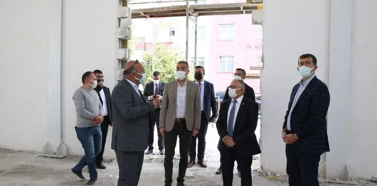 BAŞKAN BÜYÜKKILIÇ, SPOR SALONU İNŞAATINI DENETLEDİ