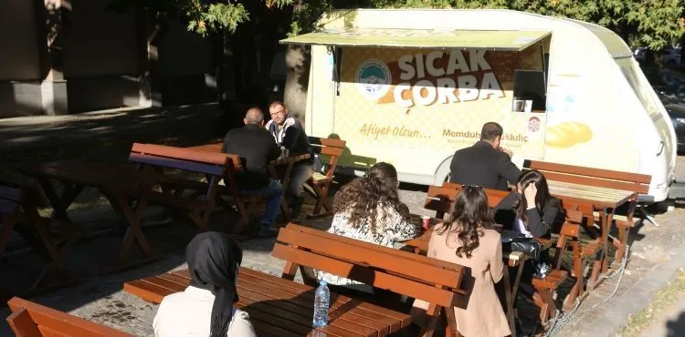 BÜYÜKŞEHİR’DEN ERCİYES ÜNİVERSİTESİ’NDE SICAK ÇORBA HİZMETİ