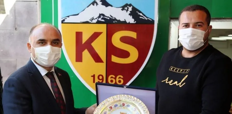 VALİ GÜNAYDIN’DAN KAYSERİSPOR KAPALI KALE TARAFTARLAR DERNEĞİNE ZİYARET