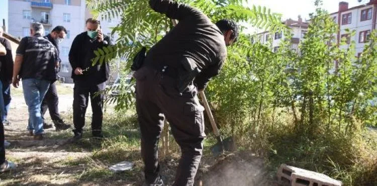 Ceset şüphesiyle kazılan çukurdan köpek ölüsü çıktı