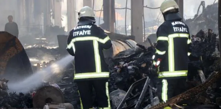 Kağıt fabrikasındaki yangın 6 saatte söndürüldü