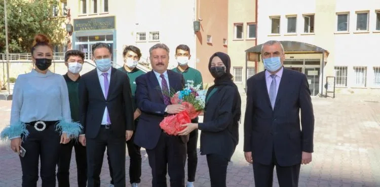 BAŞKAN PALANCIOĞLU’NDAN ÖĞRENCİLERLE İNGİLİZCE SÖYLEŞİ