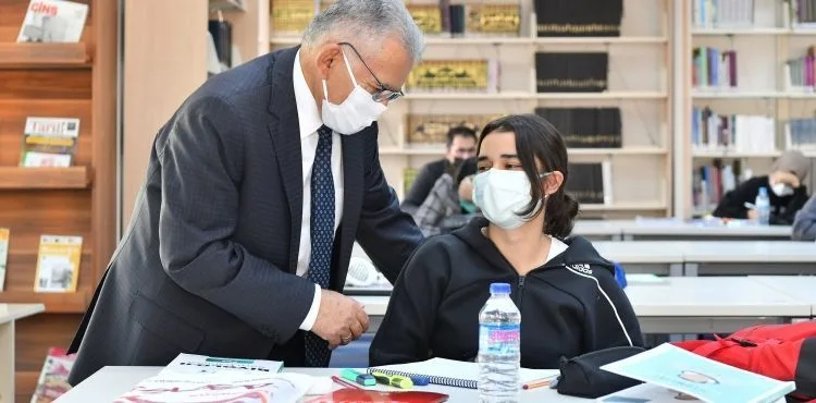 Başkan Büyükkılıç kütüphanede gençlerle buluştu